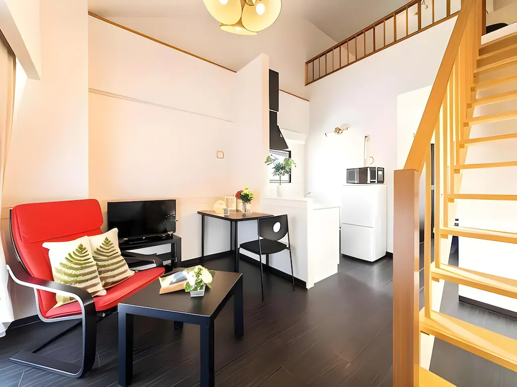 HOTEL KINJO 旭橋ウエスト辻 216 ロフトツイン【27+ロフト11平米】 リビング・ロフト階段